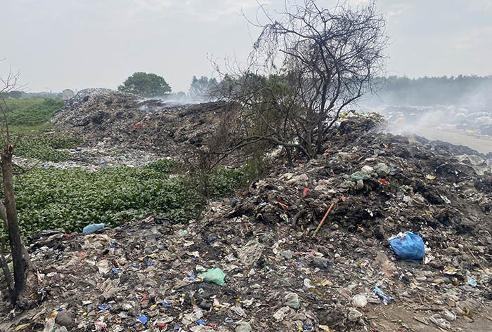 Bãi chôn lấp rác thải sinh hoạt ở phường Phú Thứ chưa bảo đảm khoảng  cách an toàn về môi trường